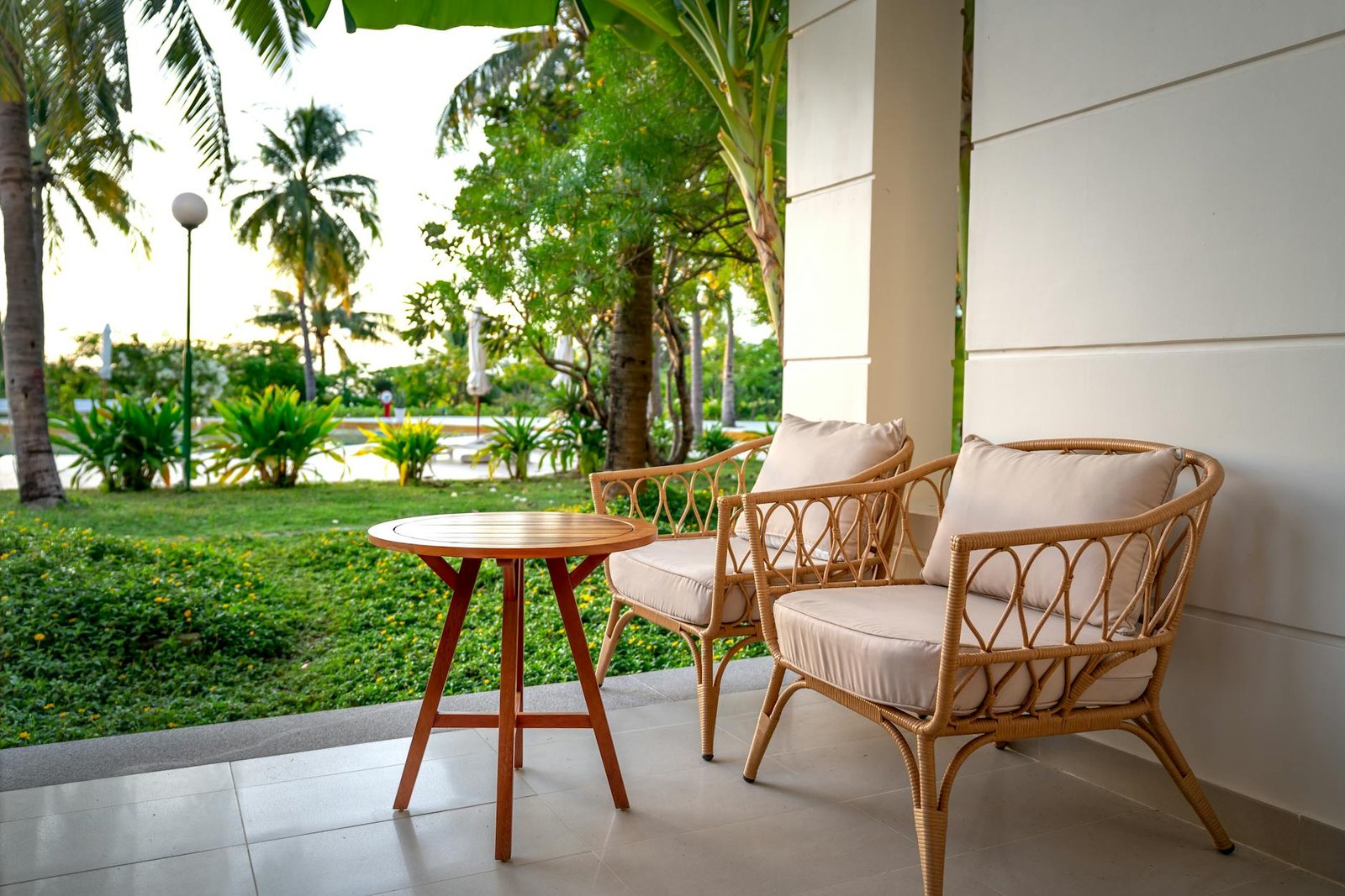 Mobili da giardino 2026: rattan, alluminio o legno? La guida completa